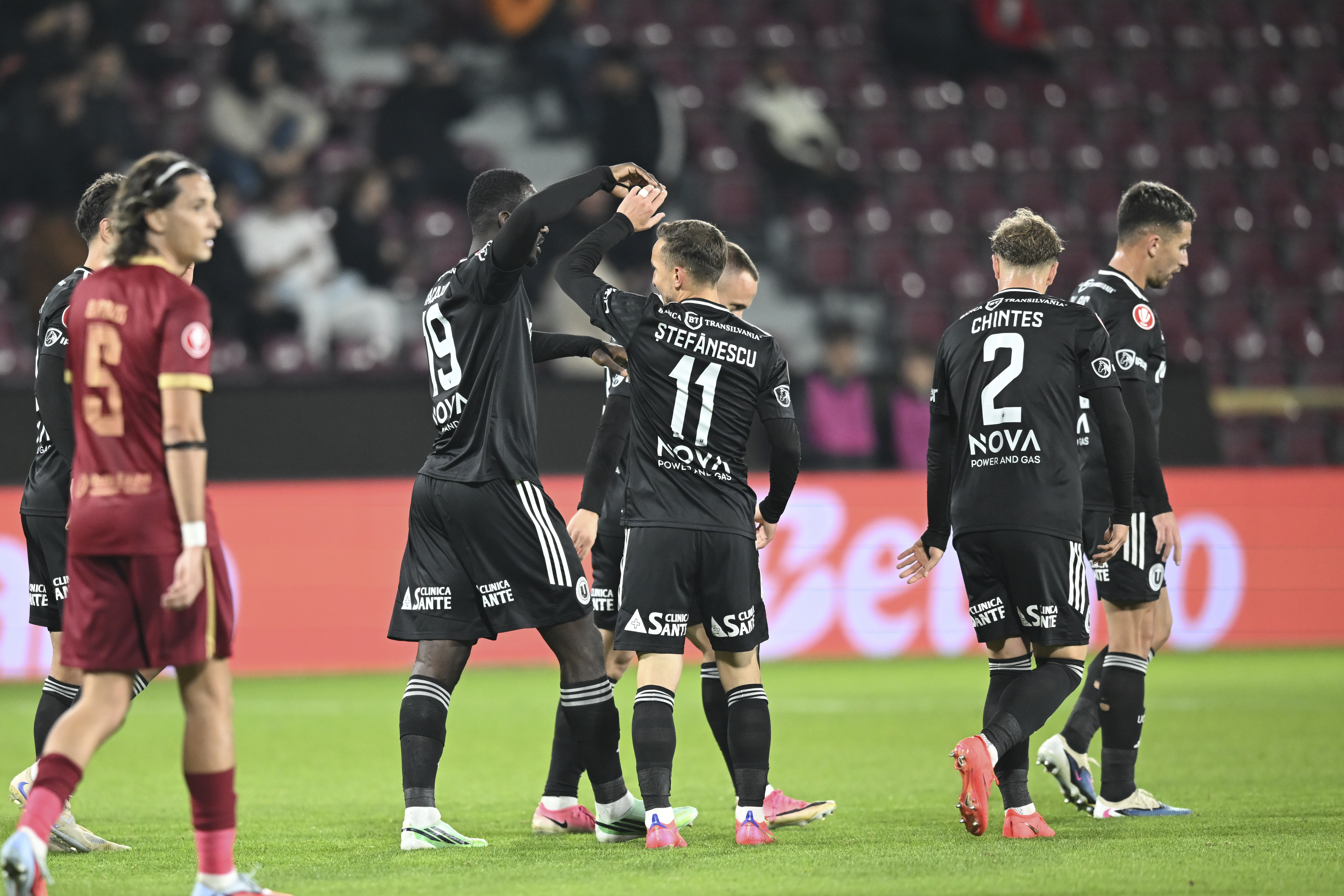 CFR Cluj - U Cluj 1-3. "Șepcile Roșii" s-au impus clar! Șumudică a vrut să scoată echipa de pe teren
