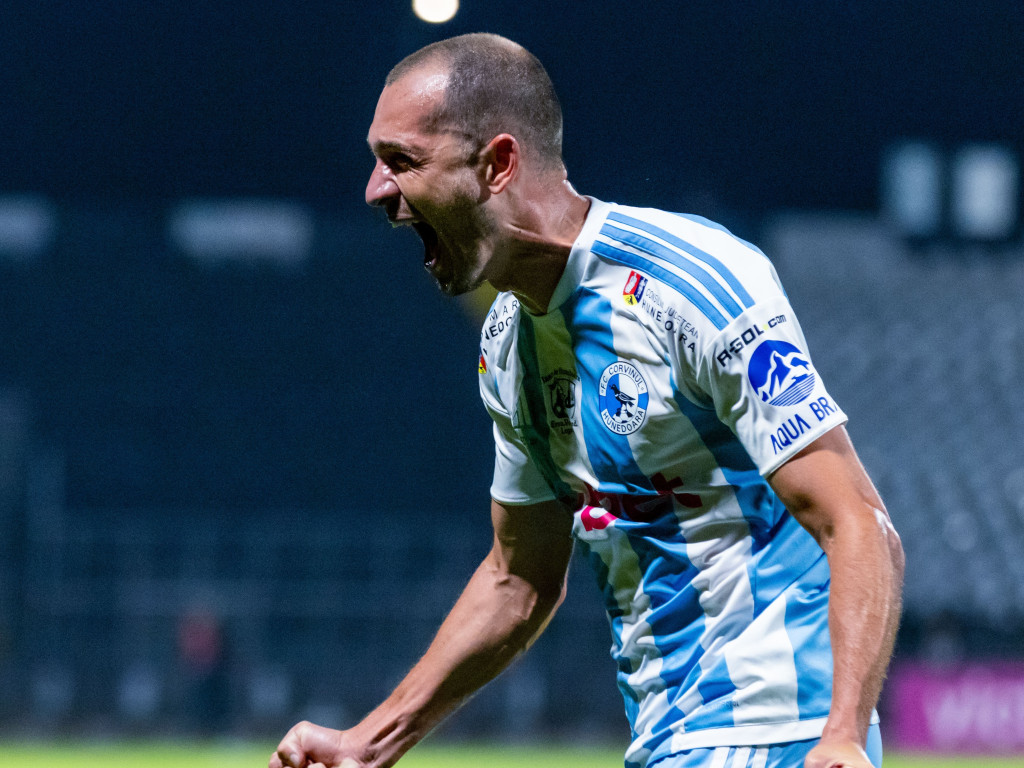 Gol de pus în ramă în Corvinul - FC Argeș: Ion Cărăruș a deschis scorul cu un șut la vinclu