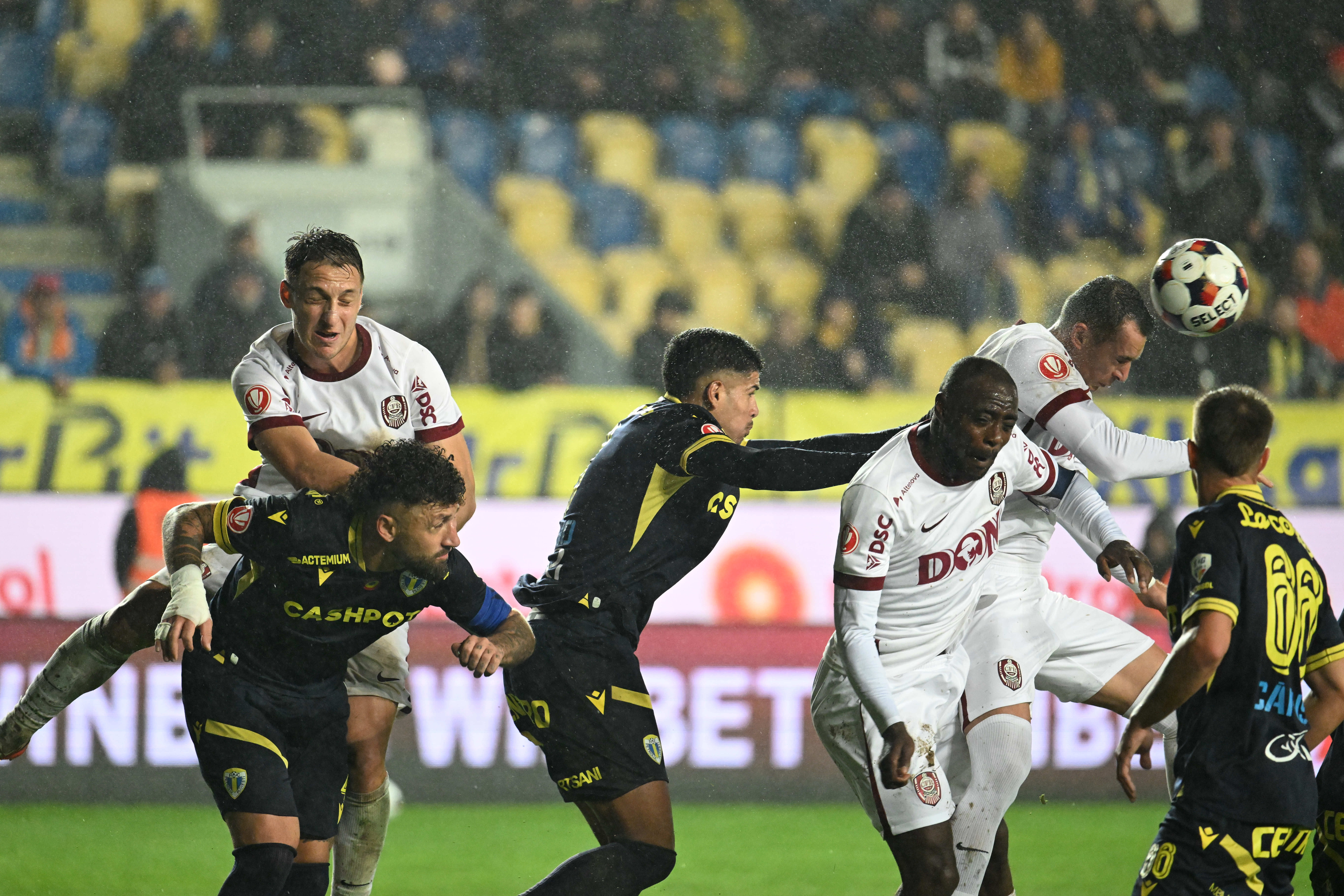 Imagine Stire Petrolul - CFR Cluj 1-1. Remiză la Ploiești, iar trupa lui Marius Șumudică a rămas departe de play-off | 2review.ro