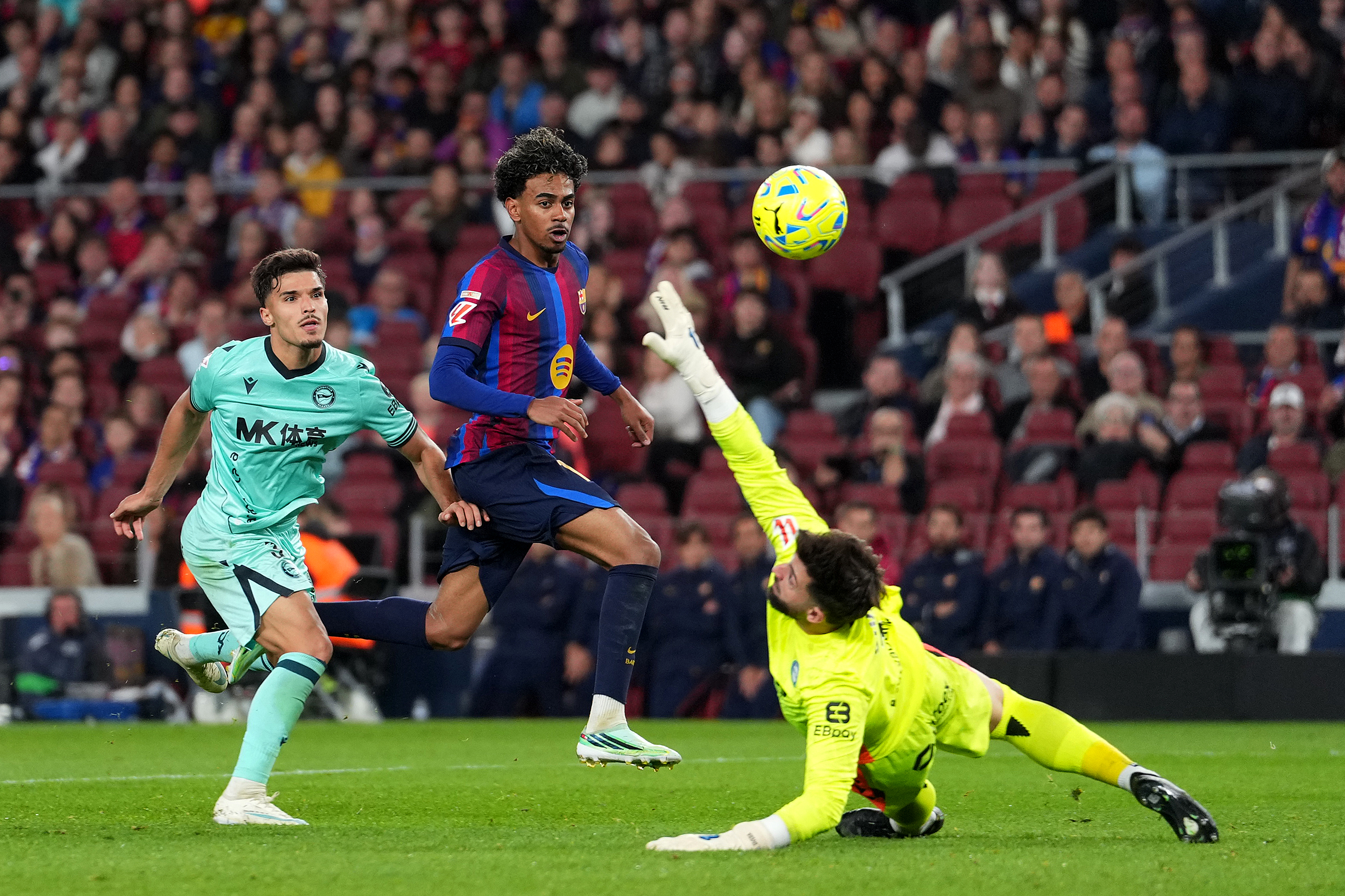 Imagine Stire Barcelona - Alaves 6-1, ACUM, pe Digi Sport 2. Catalanii fac show: Gordon a marcat pentru ”set” | 2review.ro