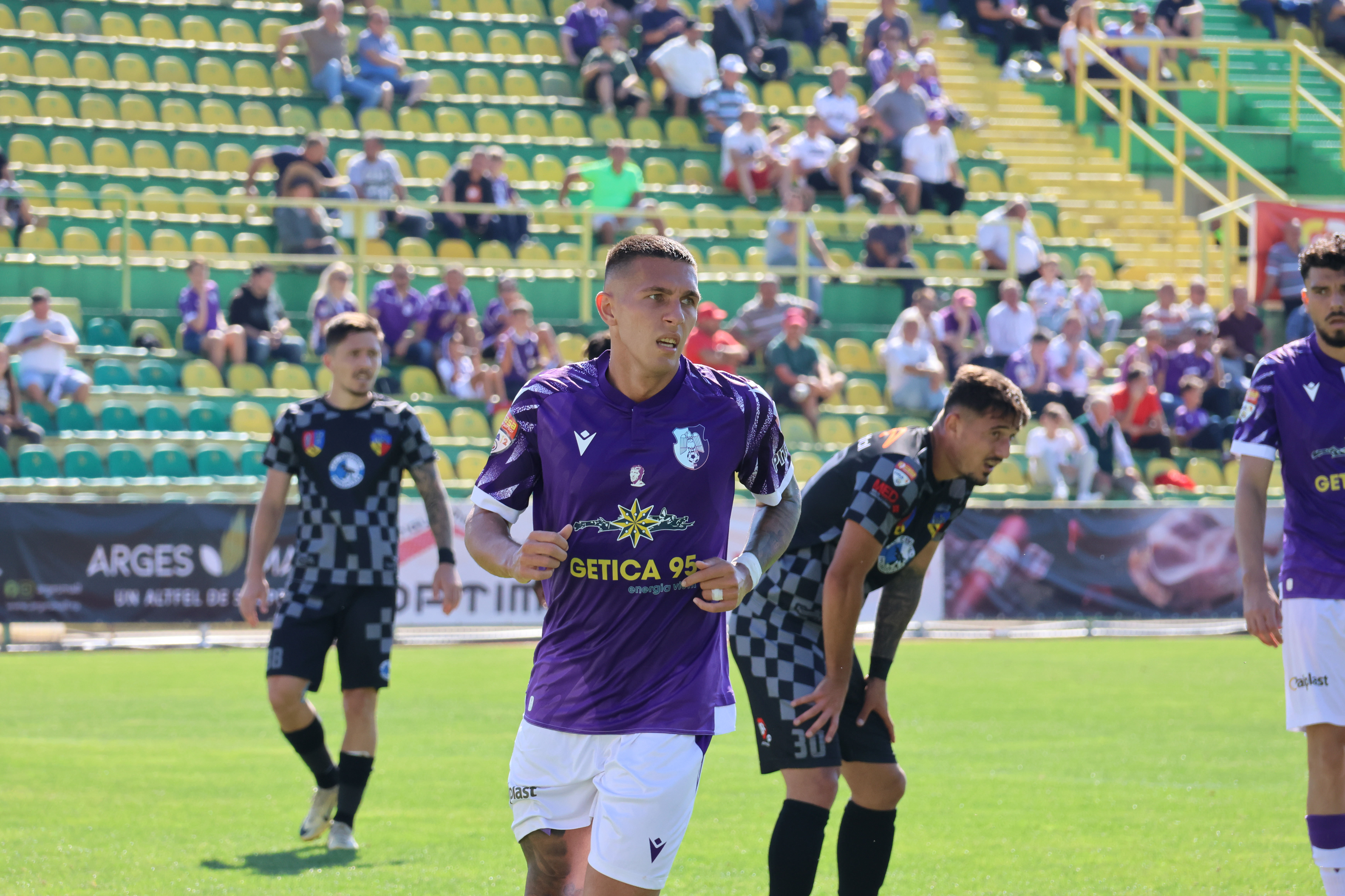 Corvinul - FC Argeș, LIVE VIDEO 16:00, Digi Sport 1. Situație dificilă la ambele echipe. Ultima dată s-au întâlnit în Liga 2