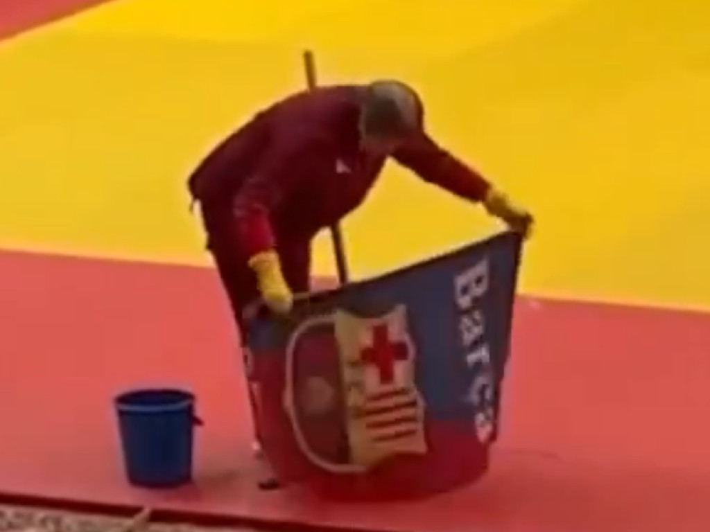Imagini scandaloase la Campionatele Mondiale! O femeie a șters podeaua cu emblema Barcelonei