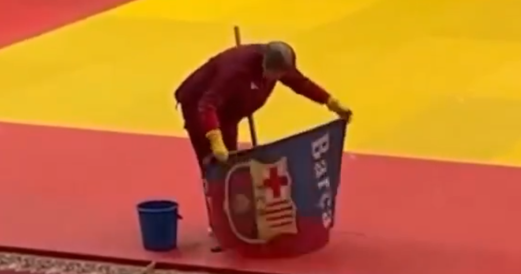 Imagini scandaloase la Campionatele Mondiale! O femeie a șters podeaua cu emblema Barcelonei