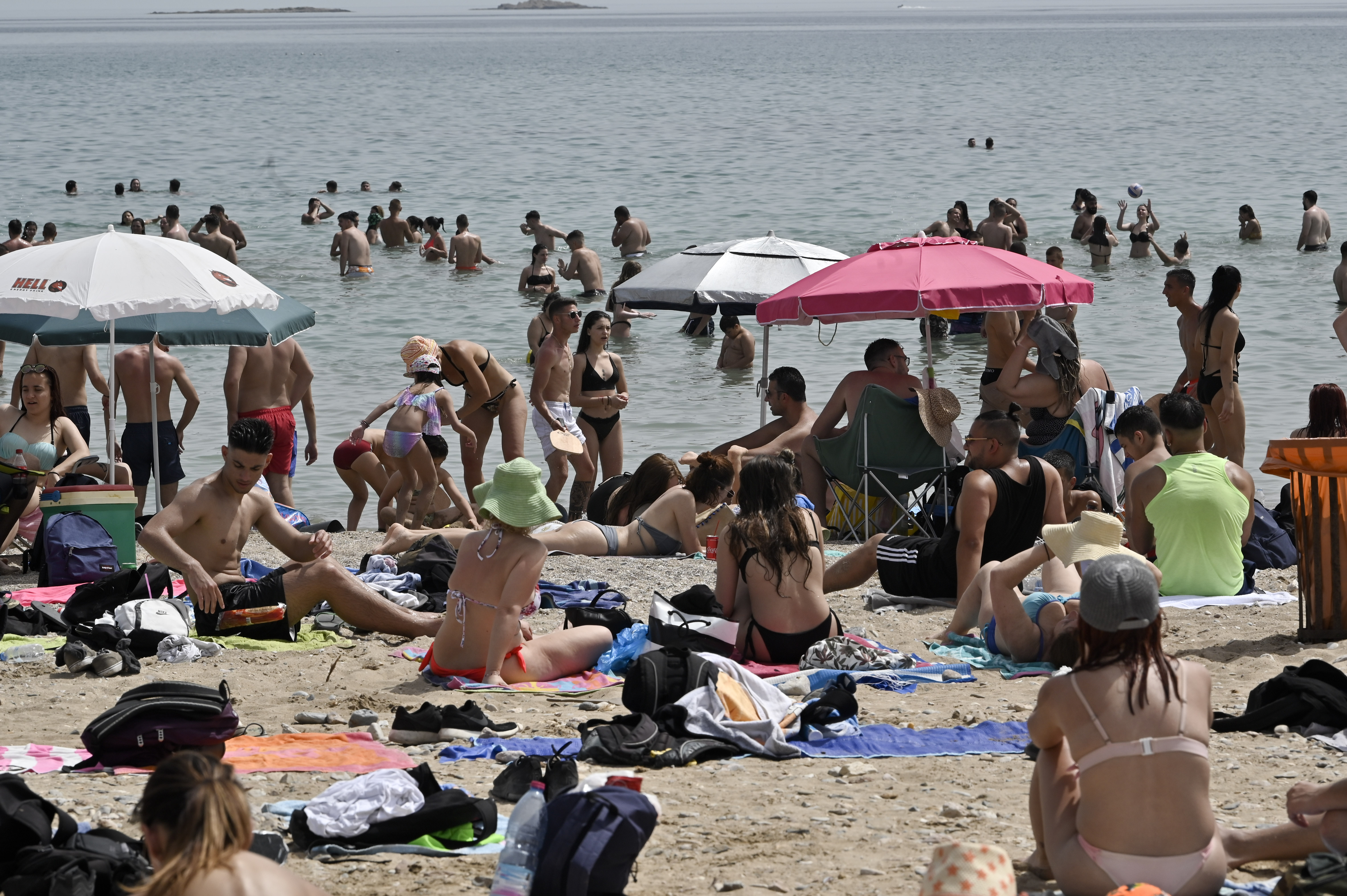 După ce oamenii au luat plajele cu asalt, Grecia pregătește o nouă măsură. ”Experiența de până acum ne arată asta!”