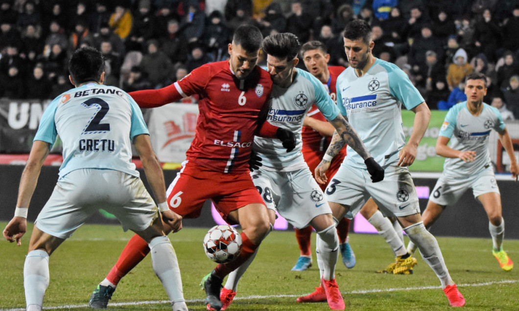 Andrei Chindriș, în duel cu Dennis Man / Foto: Sport Pictures