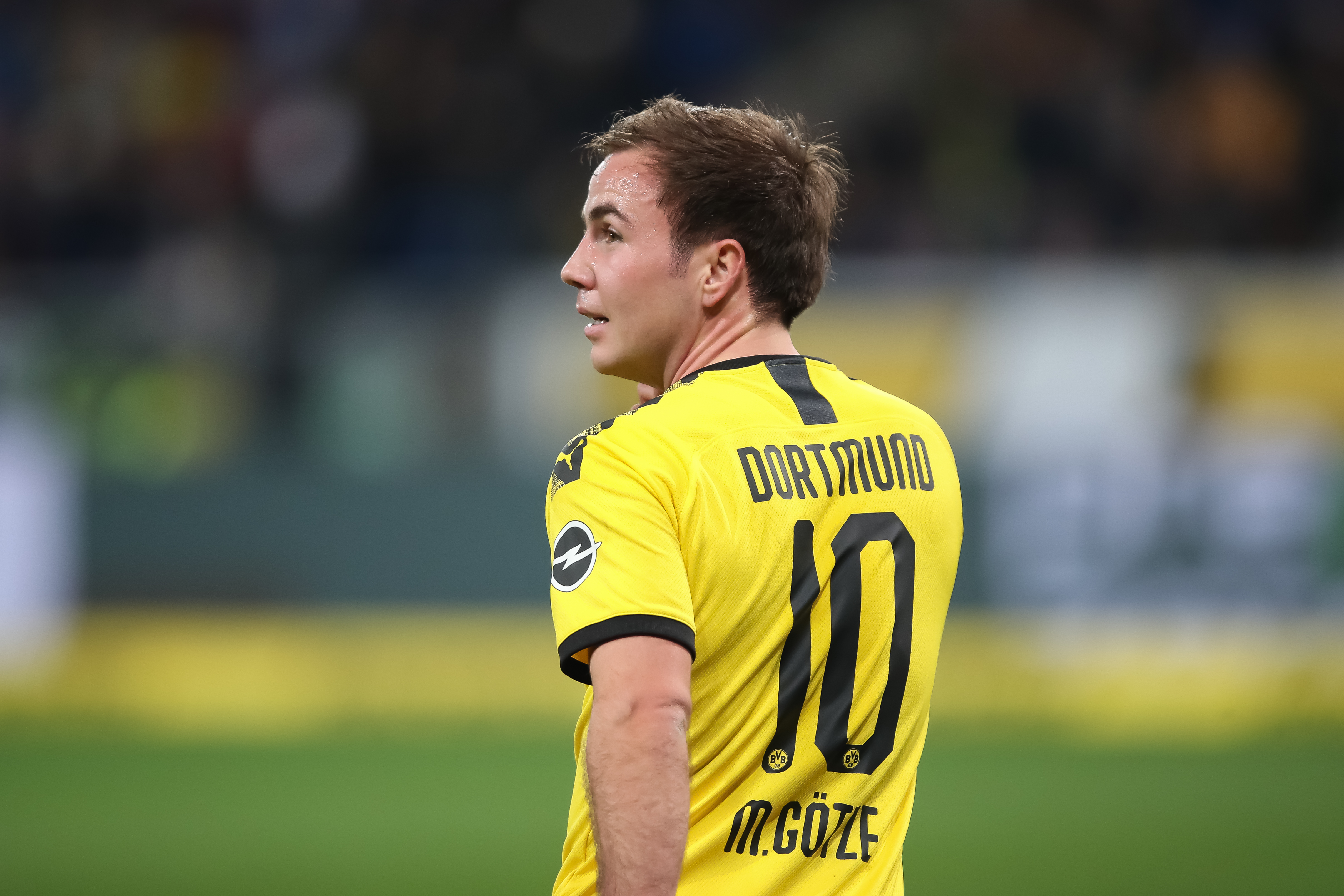 Ca și plecat de la Dortmund, Gotze își distrează fanii! A apărut îmbrăcat în rochie pe internet