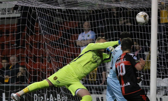 Seaview, Belfast, UK. 01 Oct 2016 - IRN BRU Cup (4th Round), Crusaders 1 Livingston 2. Livingston's goalkeeper Gary Maley keeps out this corner from David Cushley. David Hunter/Alamy Live News.