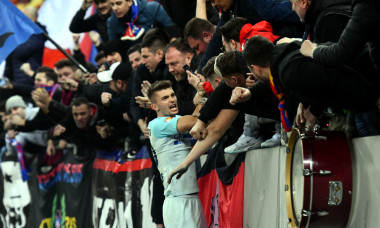 Florin Tănase, sărbătorind alături de suporteri golul marcat în Dinamo - FCSB 2-1 / Foto: Sport Pictures