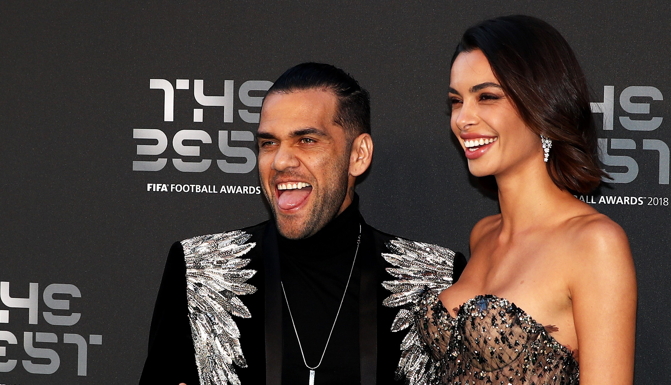 Ce a făcut Dani Alves în momentul în care un fan i-a complimentat soția! Reacția fotbalistului a devenit virală