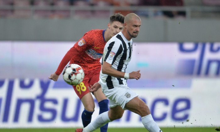 Gabi Tamaș, în duel cu Dennis Man, în FCSB - Astra / Foto: Sport Pictures