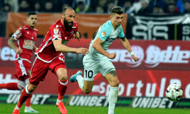 Florin Tănase, în duel cu Ante Puljic, în timpul meciului Dinamo - FCSB / Foto: Sport Pictures