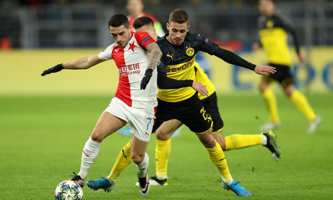 Nicolae Stanciu, în duel cu Thorgan Hazard, în Borussia Dortmund - Slavia Praga / Foto: Getty Images