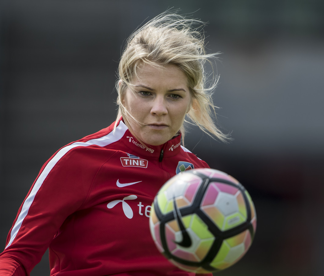 GALERIE FOTO: Contract Istoric De Un Milion De Euro Semnat De Ada Hegerberg