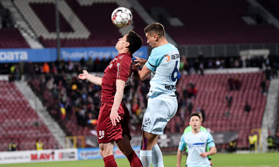 Dragoș Nedelcu, în duel cu Mario Rondon, în CFR Cluj - FCSB / Foto: Sport Pictures
