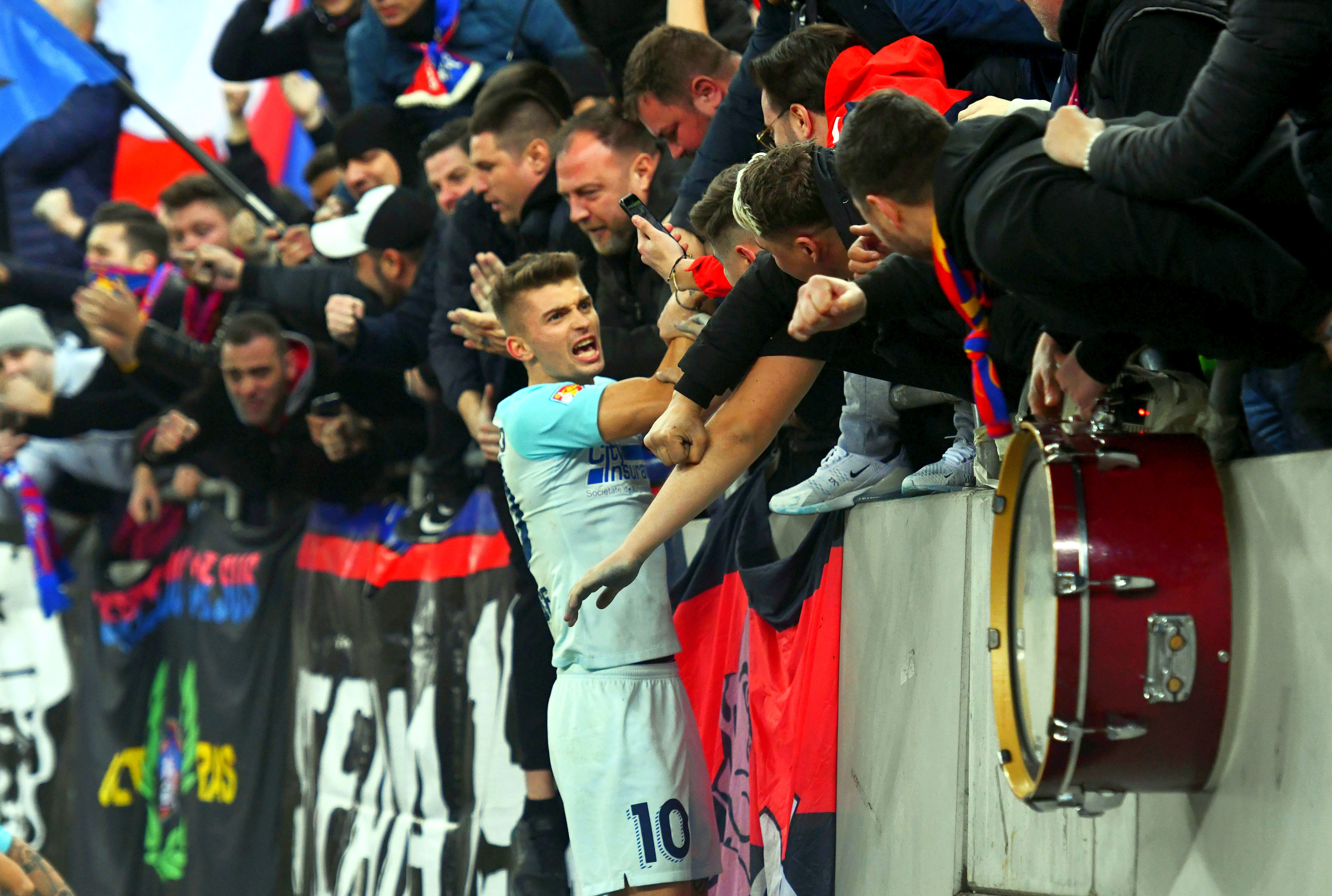 Set de condiţii pentru ca fanii să revină pe stadioane în Liga 1: bilete personalizate şi distanţă de 1,5 m între scaune
