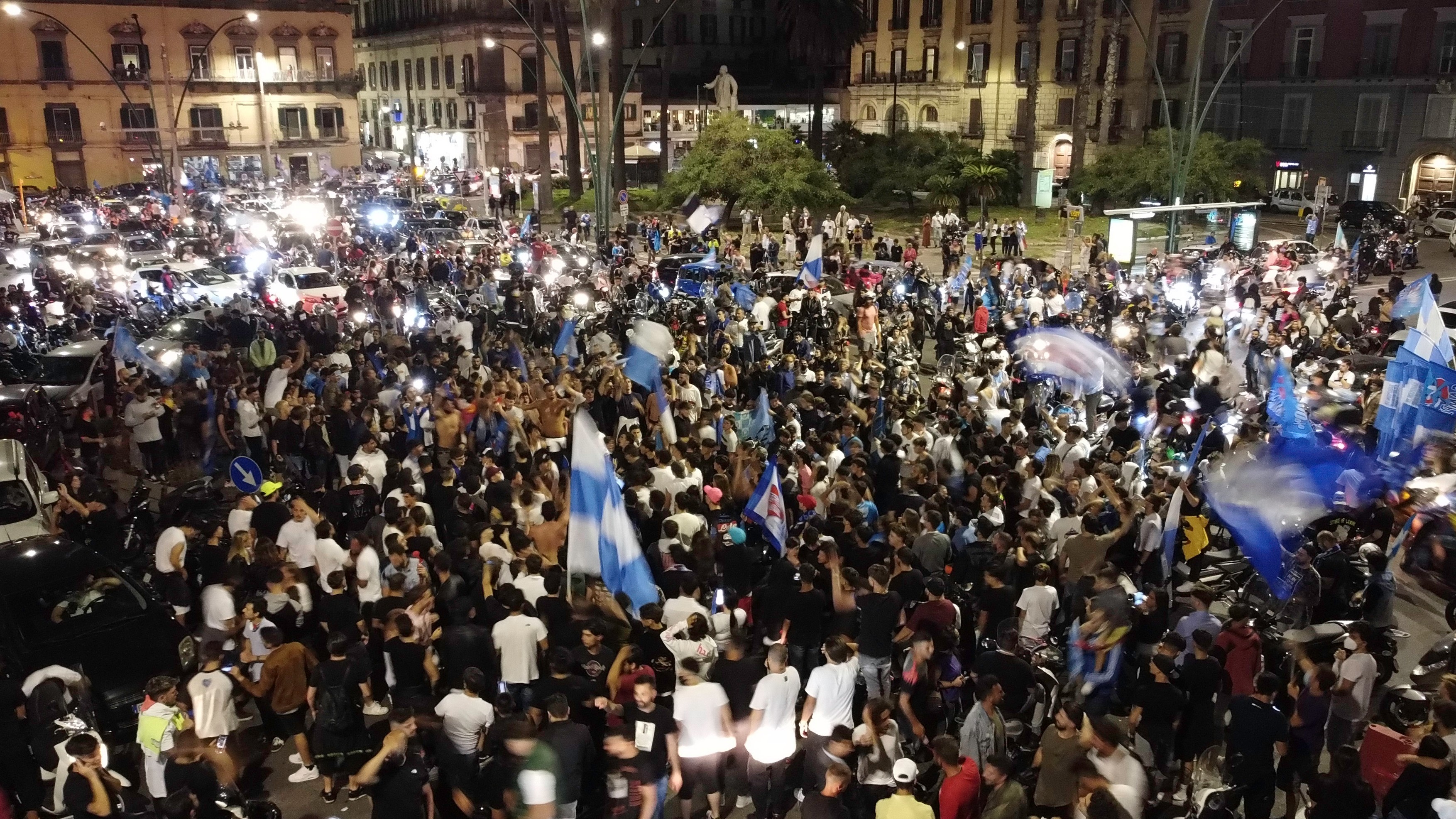 Nimeni pe stadion, toți pe străzi! Fanii lui Napoli n-au mai ținut cont de distanțarea socială, după câștigarea Cupei Italiei