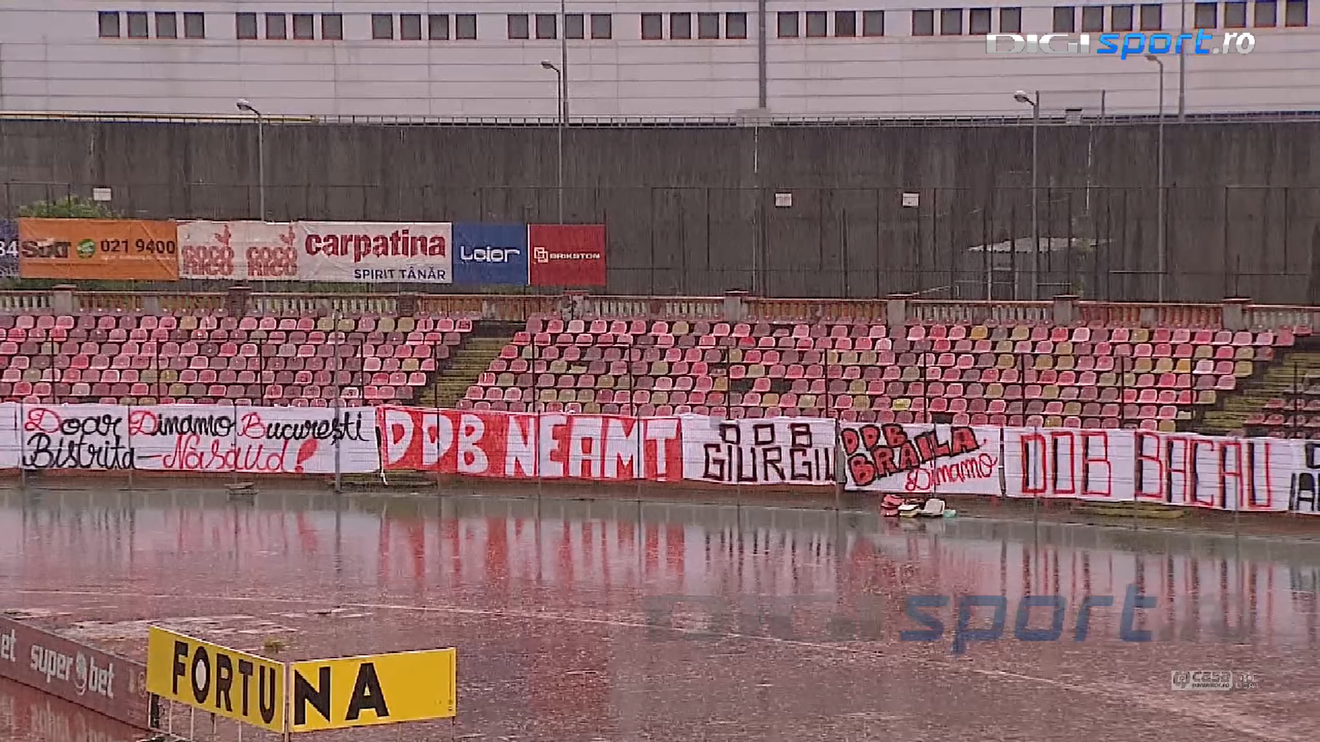 Fanii lui Dinamo au împânzit stadionul cu bannere DDB. Din Brăila și Bacău, până în Italia și Canada