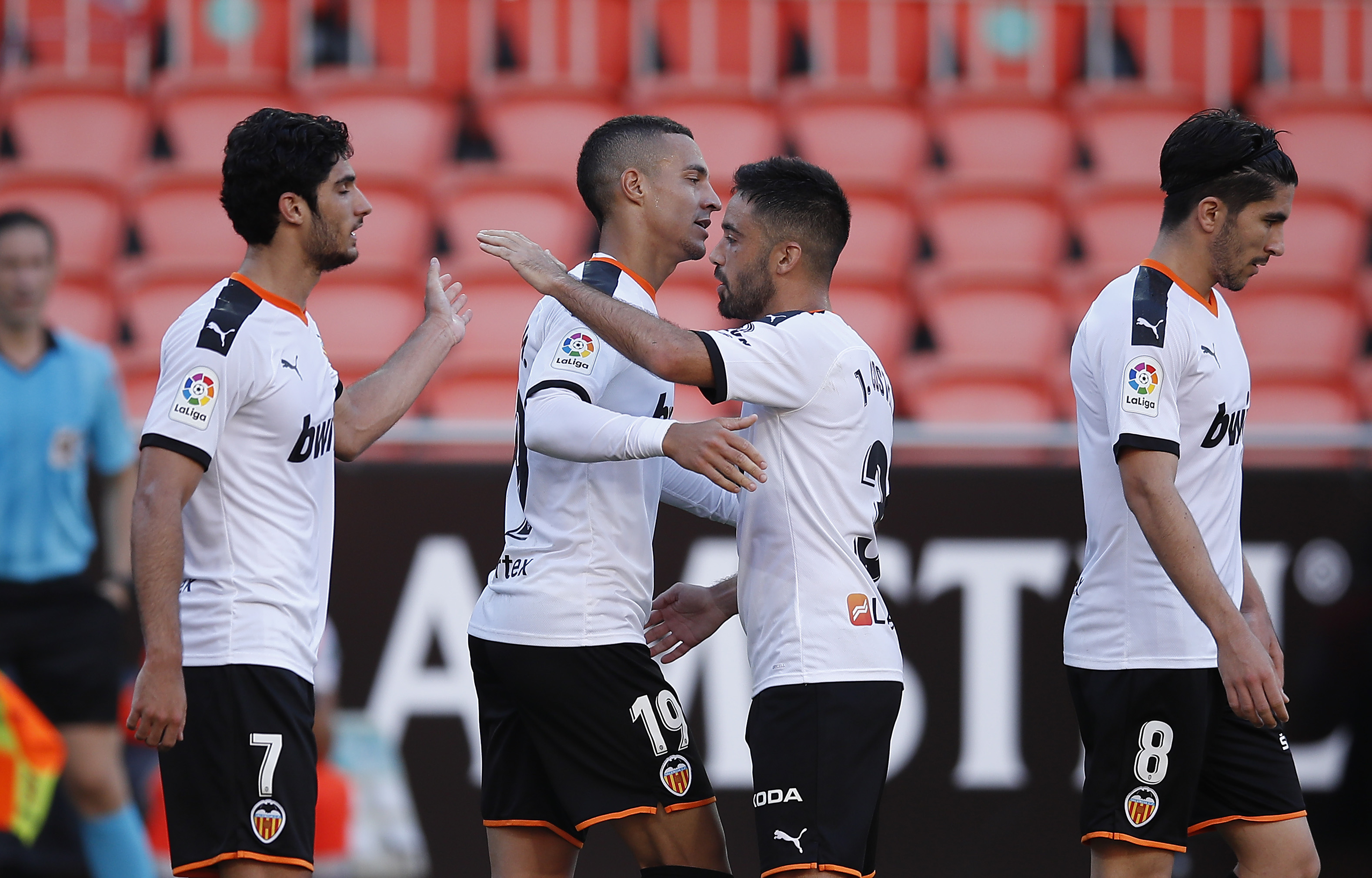 Valencia - Osasuna 2-0. Guedes, omul meciuluiLiliecii rămân în cursa pentru Europa League