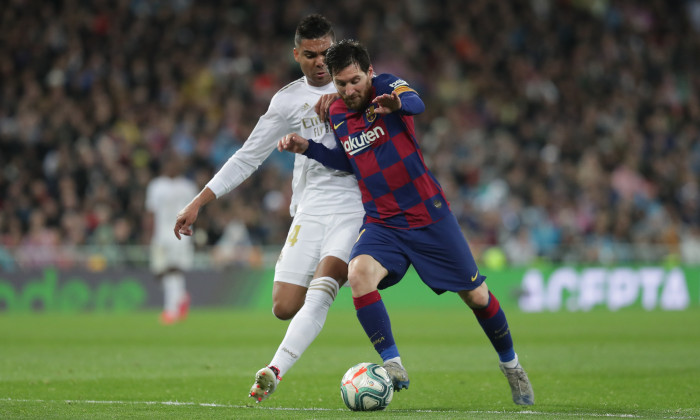 Lionel Messi, în duel cu Casemiro, în Real Madrid - Barcelona / Foto: Getty Images