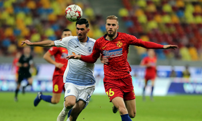 Bogdan Planic, în duel cu Andrei Ivan în meciul FCSB - Universitatea Craiova / Foto: Sport Pictures