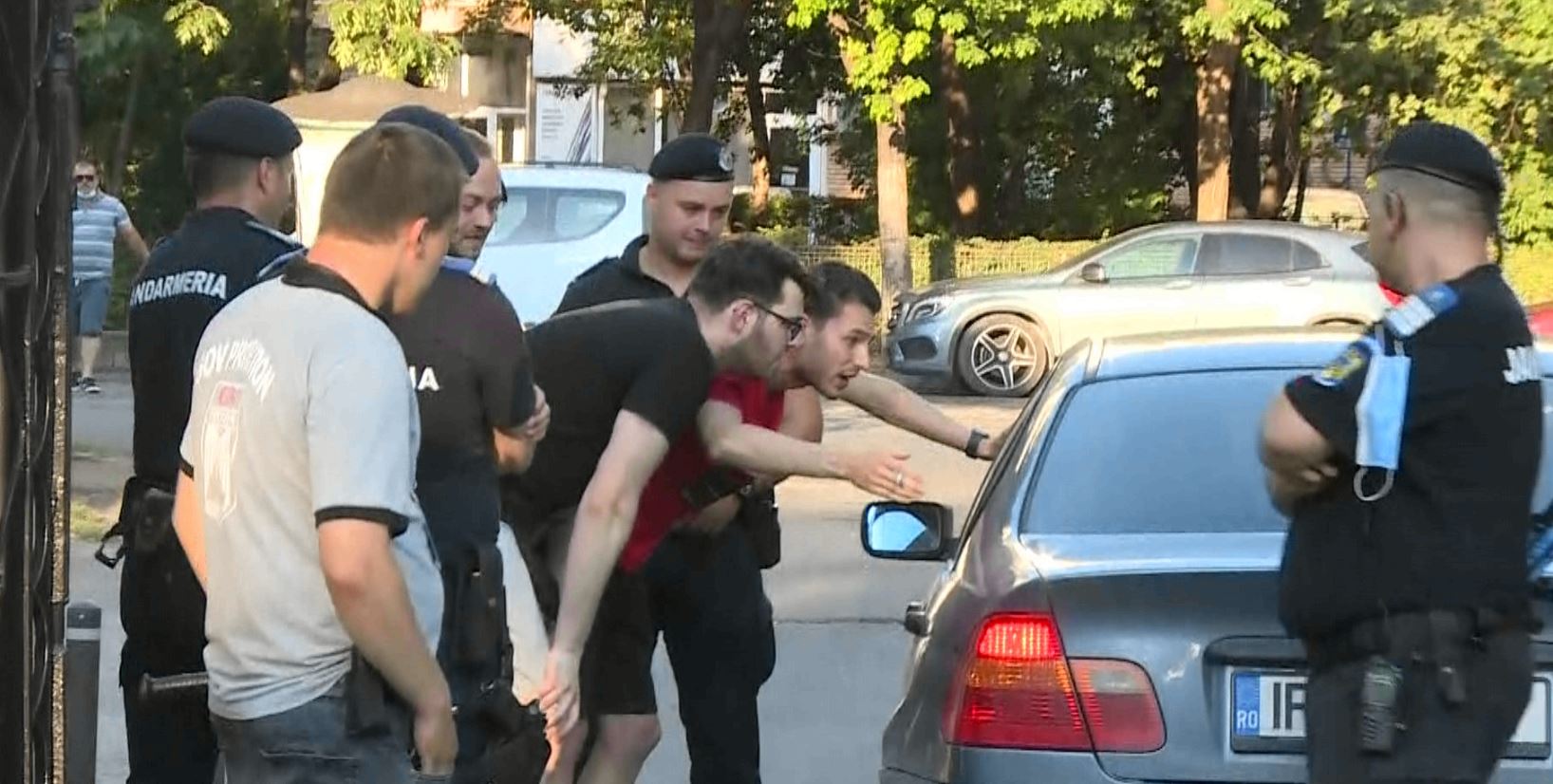 N-au mai suportat rușinea. Dinamoviștii, încolțiți de suporteri după înfrângerea cu Voluntari. Au fost opriți în trafic