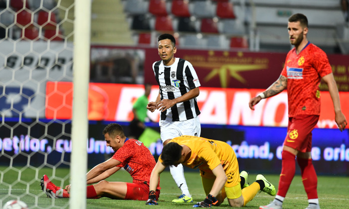 Andrei Miron și Ovidiu Popescu, după golul marcat de Takayuki Seto în Astra - FCSB / Foto: Sport Pictures