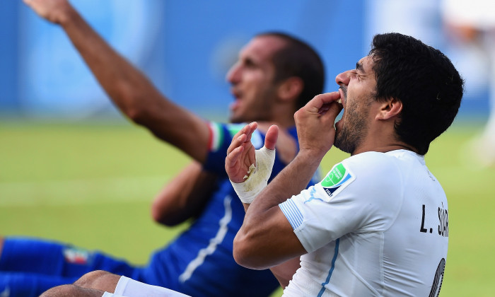 Luis Suarez și Giorgio Chiellini, în timpul meciului Italia - Uruguay, de la Campionatul Mondial din 2014 / Foto: Getty Images