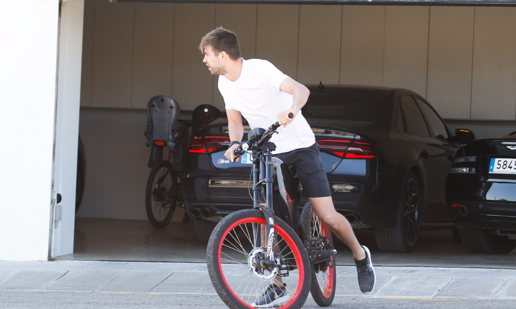 *EXCLUSIVE* Spanish Footballer Gerard Pique riding a bicycle in Barcelona