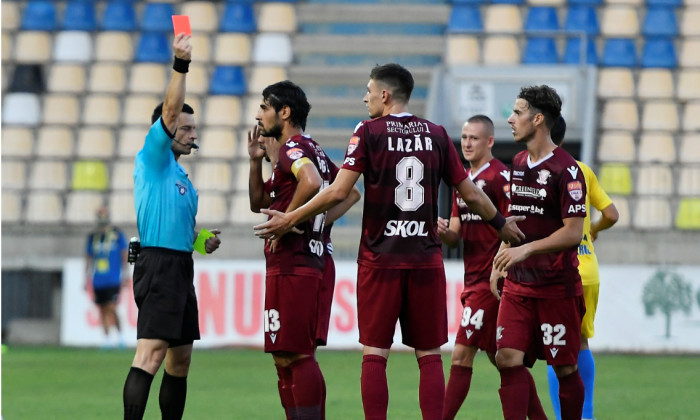 Iulian Dima l-a eliminat pe Rareș Lazăr, în prima parte a meciului Petrolul - Rapid / Foto: Sport Pictures