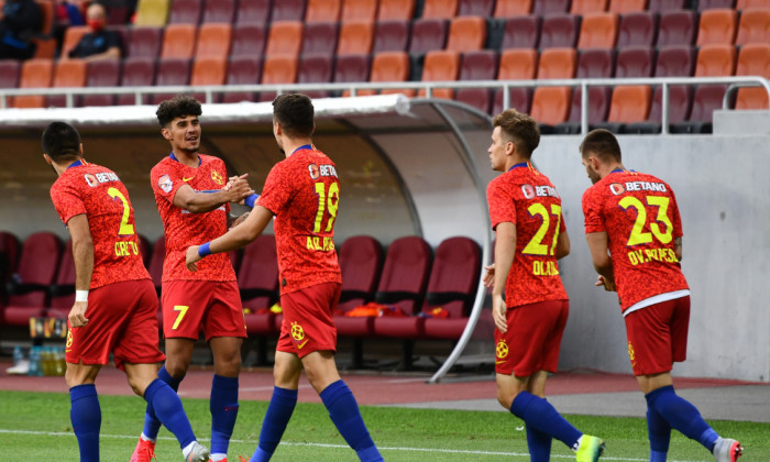 Jucătorii de la FCSB, după golul marcat de Adi Petre în meciul cu Dinamo / Foto: Sport Pictures