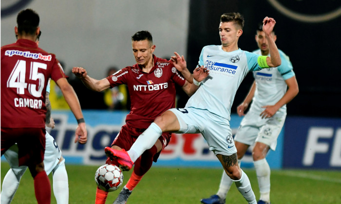 Florin Tănase, în duel cu Valentin Costache, în meciul CFR Cluj - FCSB / Foto: Sport Picture