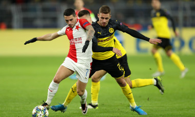 Nicolae Stanciu, în duel cu Thorgan Hazard, în meciul Borussia Dortmund - Slavia Praga / Foto: Getty Images