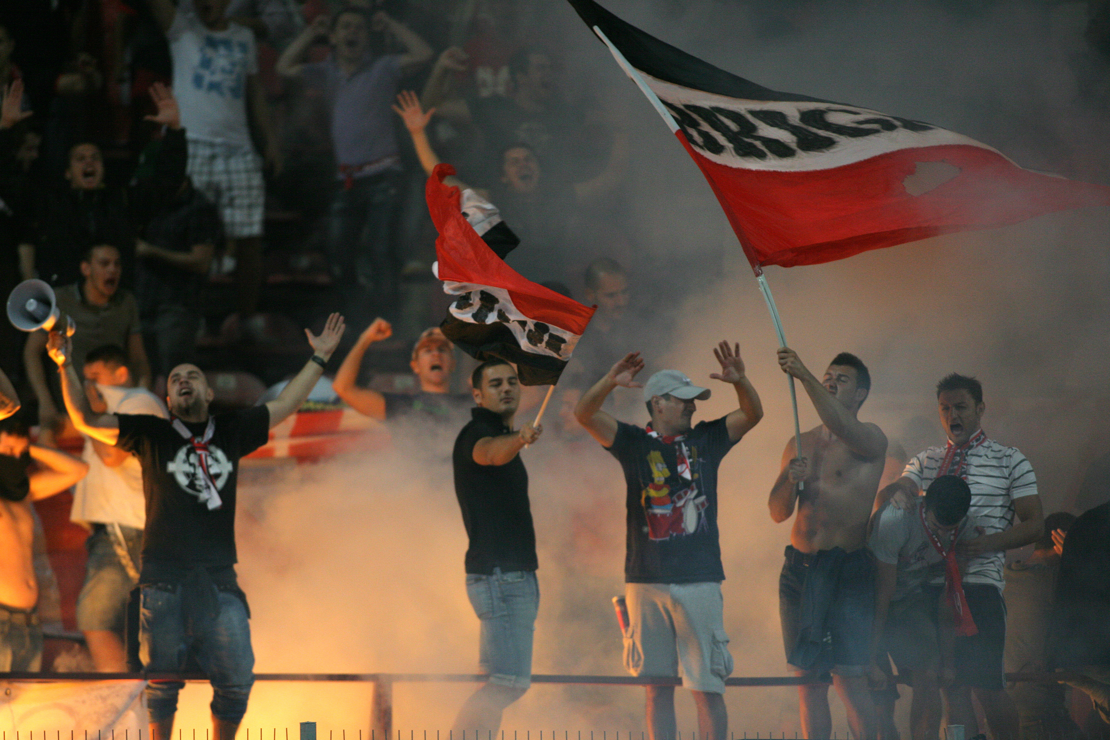”Au metode specifice, fiind fosta echipă a Securității!”. Explicații pentru arsenalul pirotehnic folosit de Dinamo