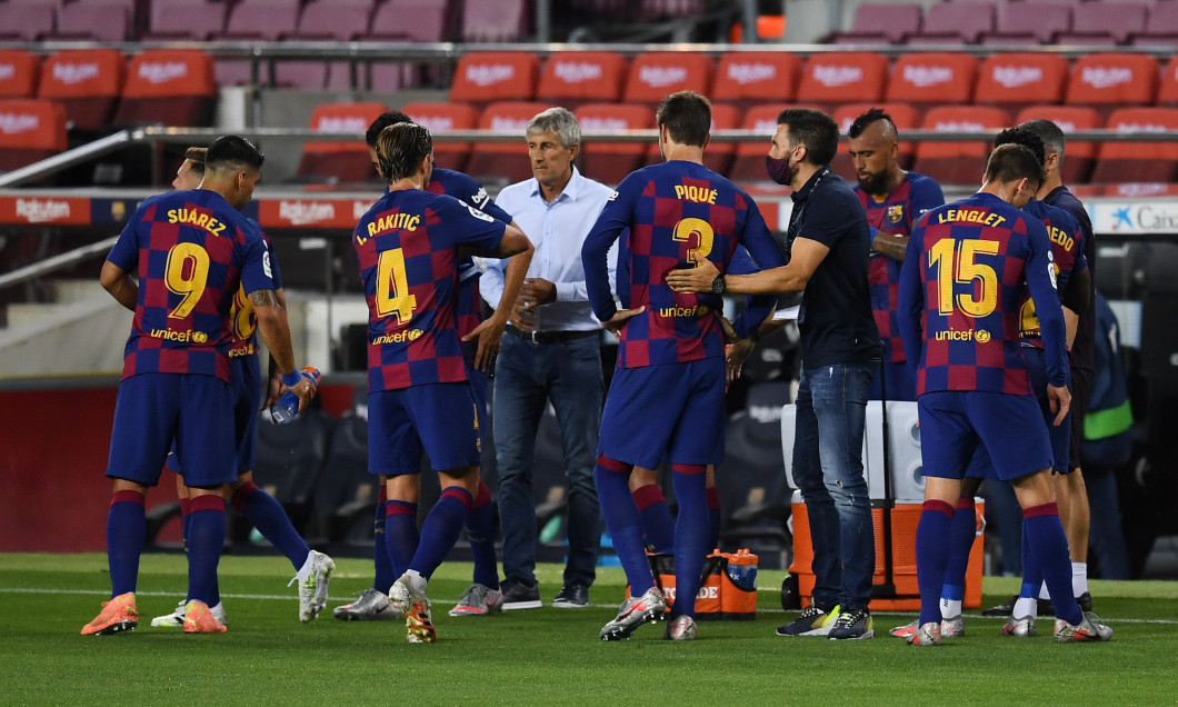 Quique Setien, alături de jucătorii Barcelonei, în meciul cu Atletico / Foto: Getty Images