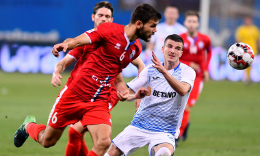 Andrei Chindriș, în duel cu Valentin Mihăilă, în timpul meciului Craiova - Botoșani / Foto: Sport Pictures