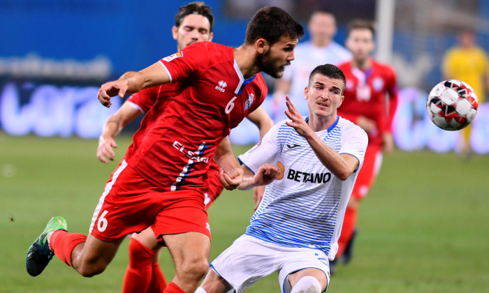 Andrei Chindriș, în duel cu Valentin Mihăilă, în timpul meciului Craiova - Botoșani / Foto: Sport Pictures