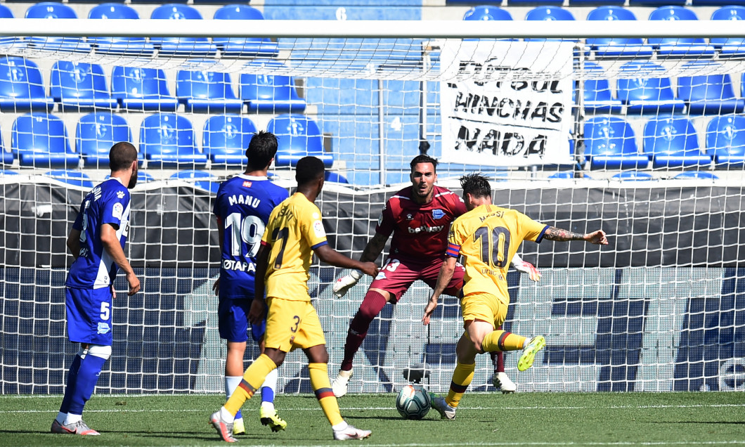 Deportivo Alaves v FC Barcelona - La Liga