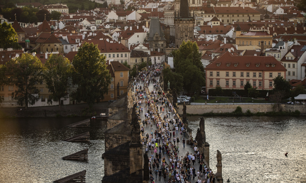 Prague Welcomes Summer With Al Fresco Dinner Party At Charles Bridge