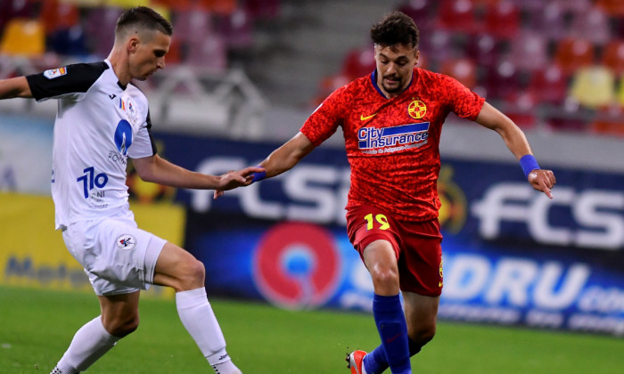 Adi Petre, în duel cu Thomas Nielsen, în meciul FCSB - Gaz Metan / Foto: Sport Pictures