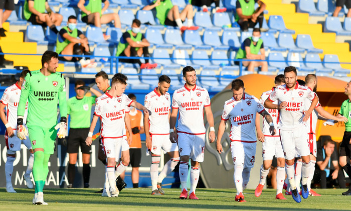 Jucătorii lui Dinamo, înaintea meciului cu Viitorul / Foto: Sport Pictures