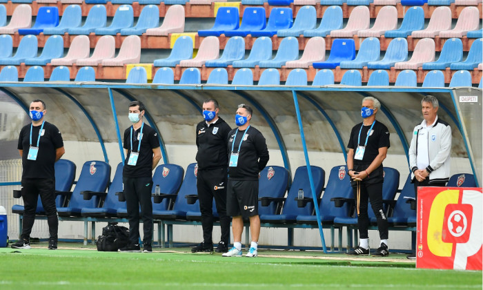 Banca tehnică a Universității Craiova, la meciul cu FC Botoșani / Foto: Sport Pictures