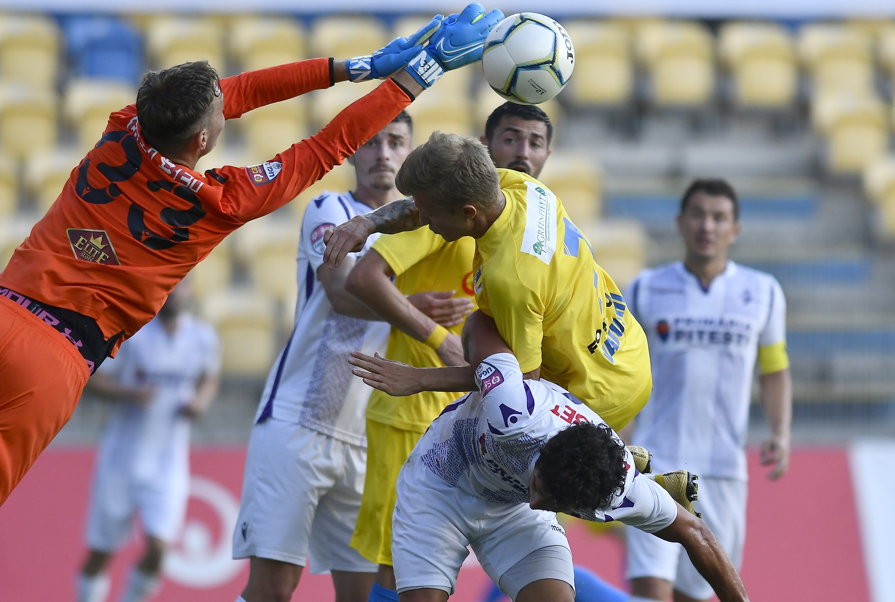 Petrolul - FC Argeș 1-2. Oaspeții, cu două goluri pe final, urcă pe loc de baraj. Gazdele au ratat șansa de a promova