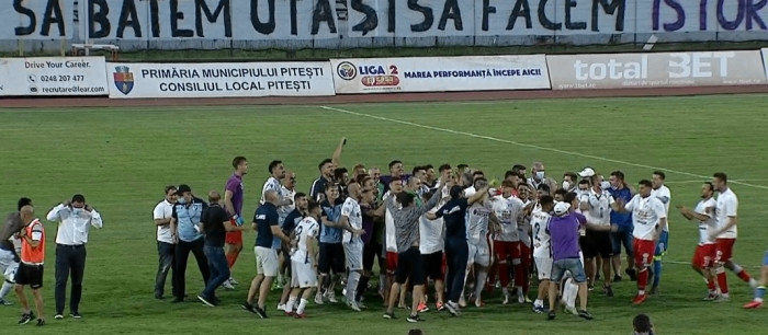 Video Foto JucÄtorii De La Uta Arad Èi Fc ArgeÈ Au SÄrbÄtorit ImpreunÄ Promovarea In Liga 1 Imaginile Bucuriei De La PiteÈti