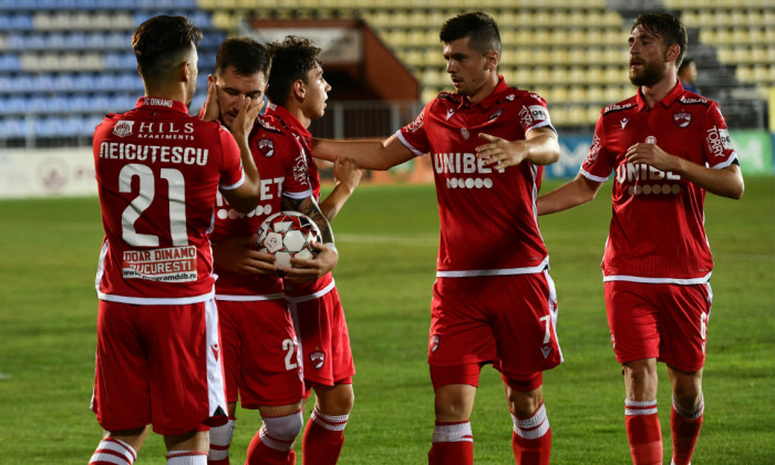 Jucătorii lui Dinamo, în meciul cu Voluntari / Foto: Sport Pictures