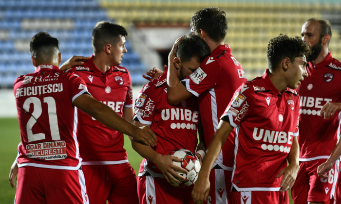 Jucătorii lui Dinamo, în meciul cu Voluntari / Foto: Sport Pictures