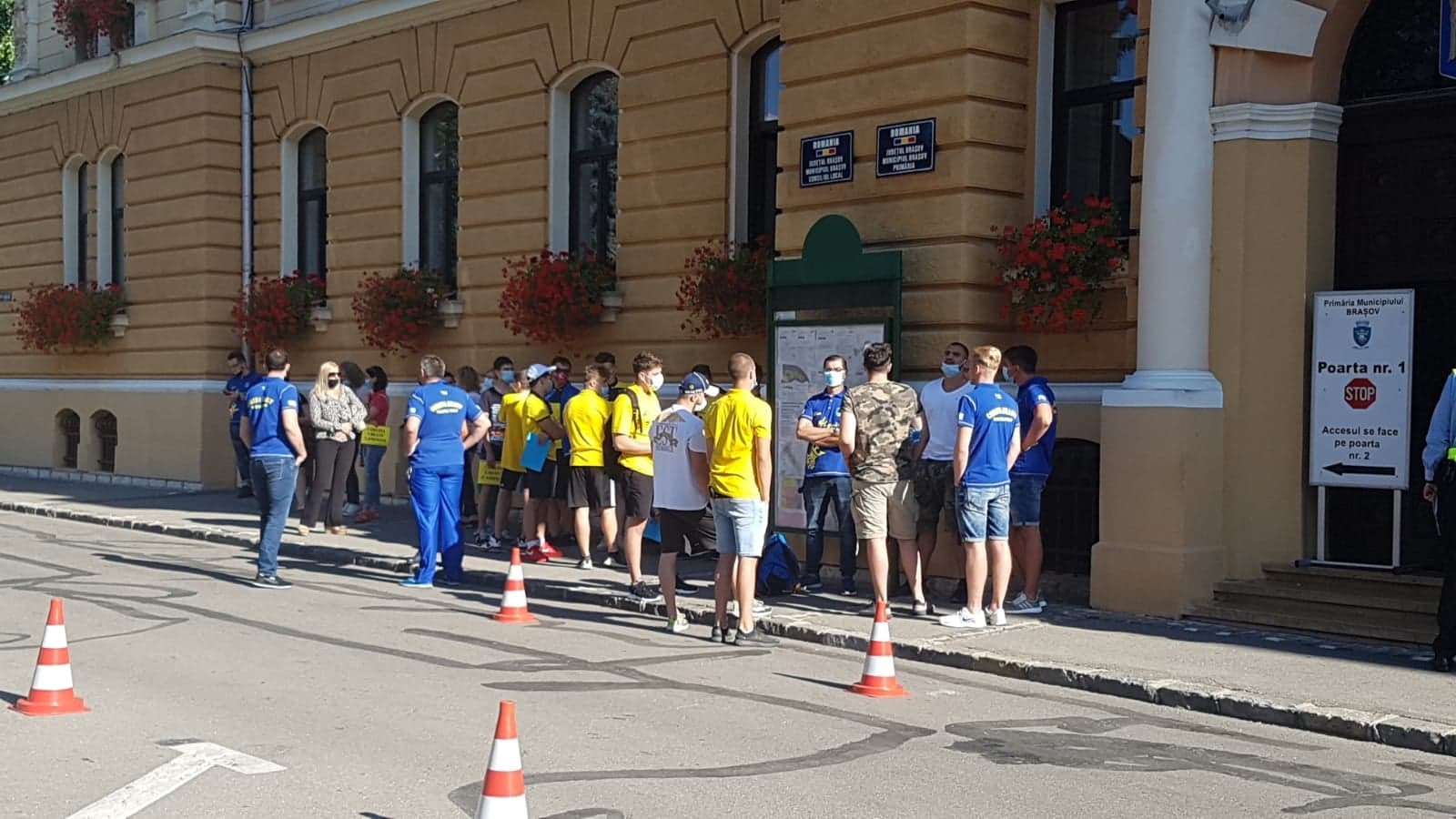 E revoltător, își bat joc de noi! Sportivii de la echipa de polo Corona au protestat în fața Primăriei Brașov. Reacția conducerii