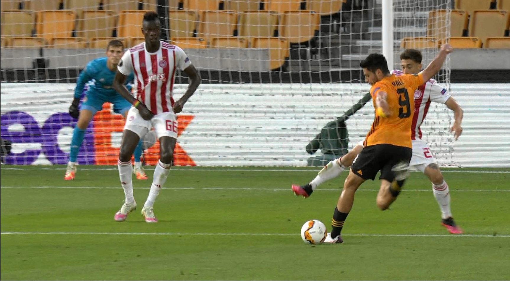 Raul Jimenez, aproape de golul sezonului din Europa League! Rabona de la 16 metri de poarta adversă încercată de mexican