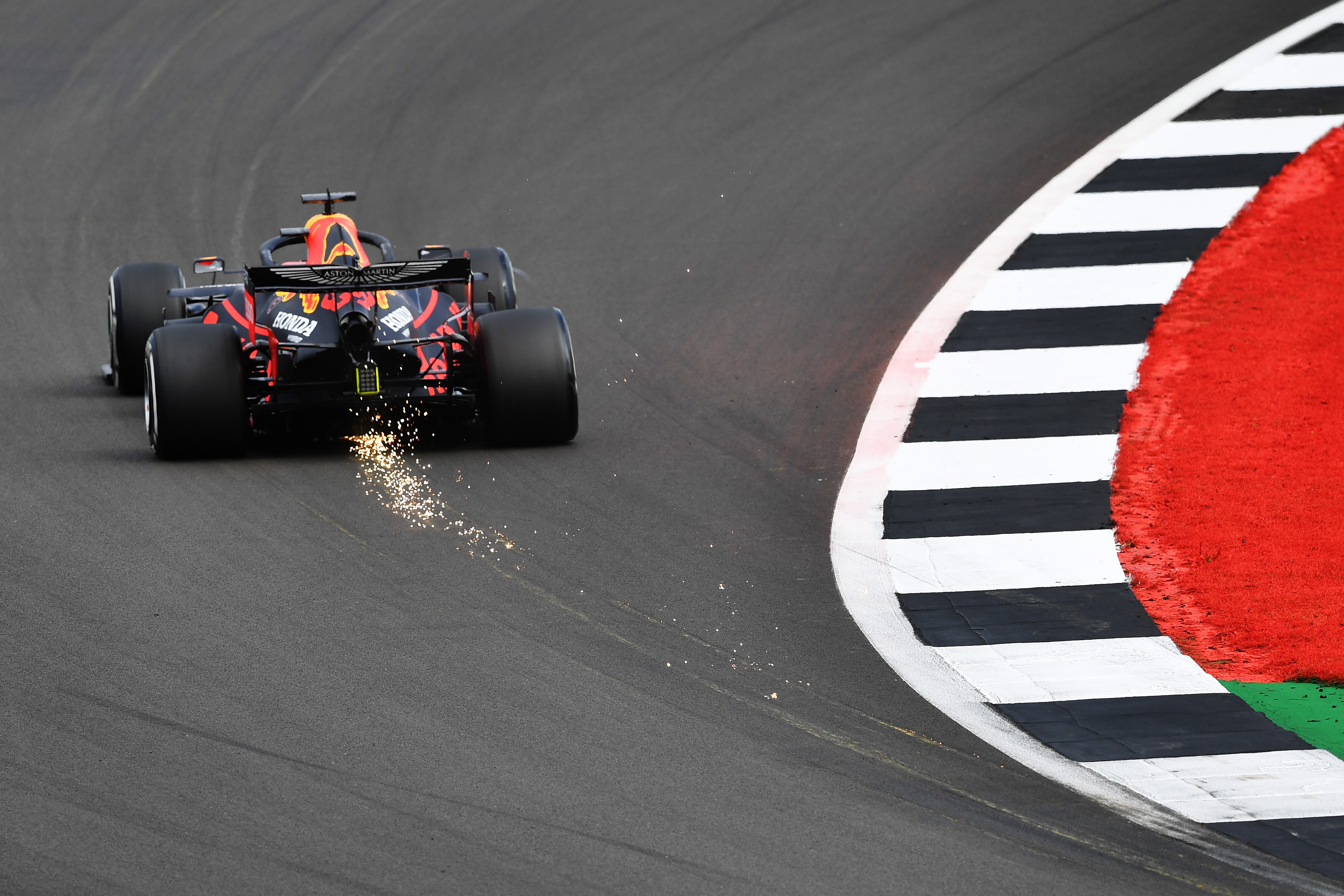 Max Verstappen a câștigat Marele Premiu aniversar de la Silverstone, după manevra anului: N-o să conduc ca bunica