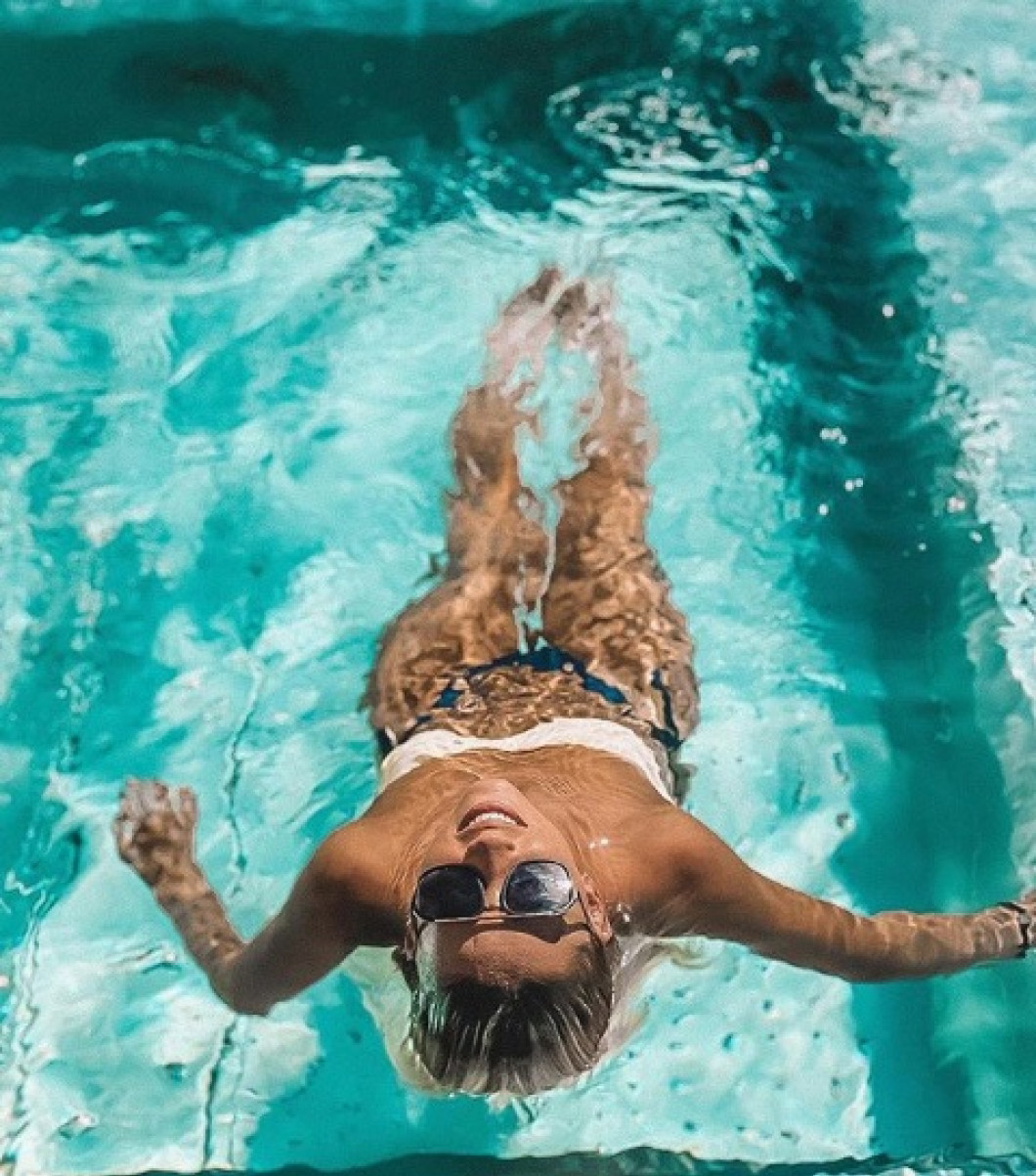 bernadette szocs in piscina
