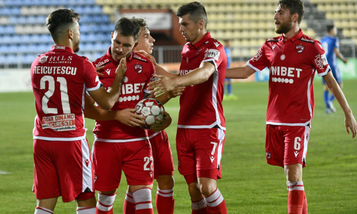 Jucătorii lui Dinamo, în meciul cu Voluntari / Foto: Sport Pictures